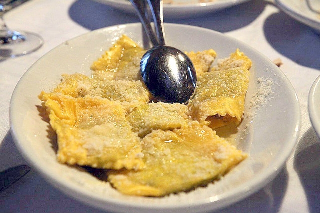 dove mangiare piatti emiliani e romagnoli a lecce e provincia, tortelli, personè, tortelli di ricotta, foto di gall da flickr cc
https://www.flickr.com/photos/gail_thepinkpeppercorn/3868346971/in/photolist-6tqhmr-6tnahc-4fxnxf-5uh9dh-8skgjx-7enzbg-9eysch-9eyszm-96kb71-96kbiy-ykpbeg-tfujh3-e6xarf-7um7et-79tsxu-79tmk1-89xscw-5xzflg-2ipqma-irvsbx-ciwph-7xwpku-5rnqju-irvqdk-9be4r9-96qyji-z3nxdp-z2zeh2-y5zn2e-z3w5ep-z3785d-z36wwk-yzlkhg-z24iyb-y6bgqz-ykxoak-z22wtn-ykwu8z-ykw68a-z218hs-yzgj8q-irw1hs-b5iwzx-ztzmw-oxa2no-9jpumh-bouch-4bywr2-yzf5zu-z2yjqt