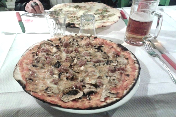 dal bersagliere pizzeria l'alberone san giovanni roma pizza bassa romana economica funghi salsiccia classifica migliori pizze romane basse top 10