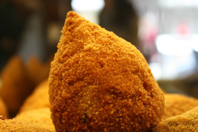 mizzica il catanese rosticceria siciliana arancino cartocciata migliore street food regionale a roma cibo da strada fritto