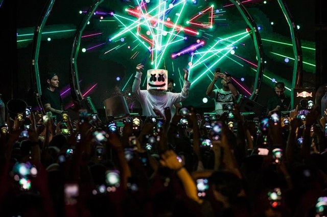 dj marshmello foto paragrafo da profilo facebook https://www.facebook.com/marshmellomusic/photos/a.947399641945234/2017839748234546/?type=3&theater