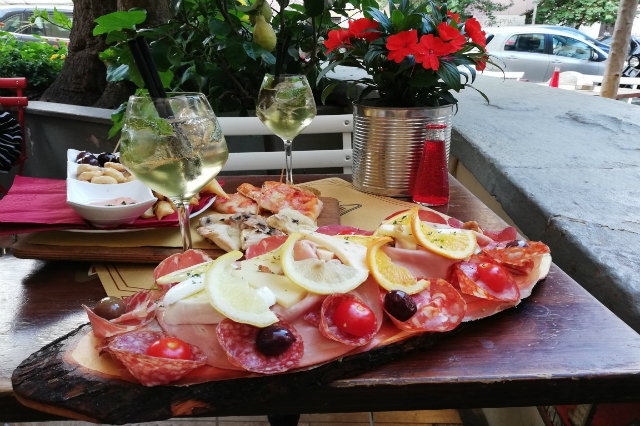 migliori aperitivi all'aperto roma estate 2018 tira e molla san giovanni villa fiorelli spritz tagliere