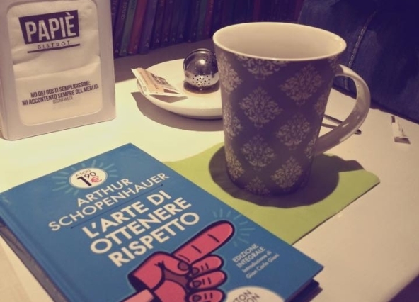 papiè libro tazza