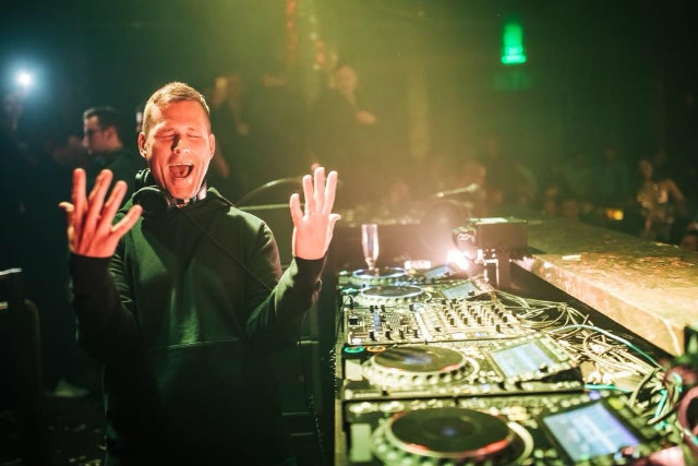 kaskade foto paragrafo da facebook https://www.facebook.com/kaskade/photos/a.186602423972/10157460094143973/?type=3&theater