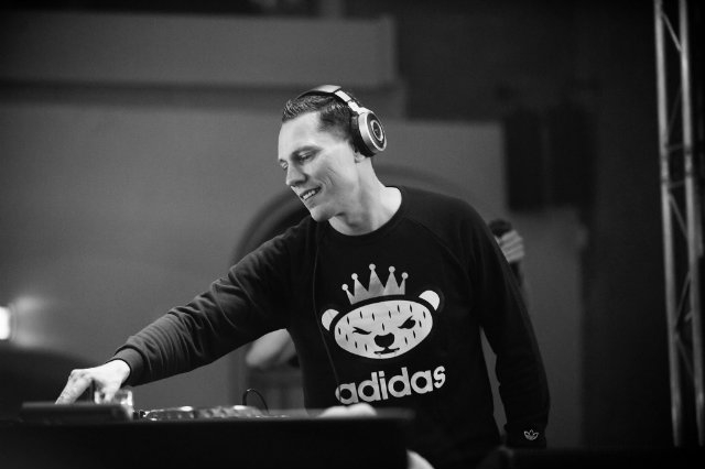 tiesto dj foto paragrafo da profilo facebook
https://www.facebook.com/tiesto/photos/a.429367268545/10153321285058546/?type=3&theater