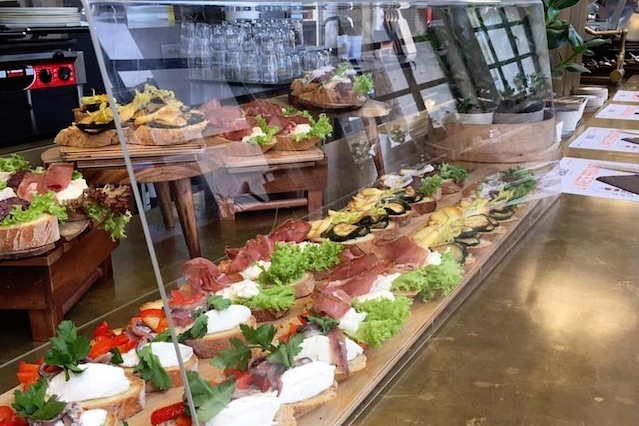 reale firenze tapas bar firenze
https://www.facebook.com/realefirenze/photos/a.480656468782613.1073741828.475521292629464/683721368476121/?type=3&theater