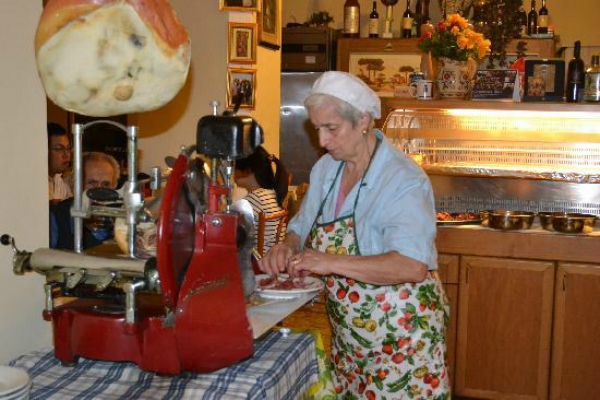 trattoria dell'omo roma stazione termini cucina tipica romana amatriciana abbacchio cacio e pepe i 5 posti dove mangiare vicino alla stazione termini