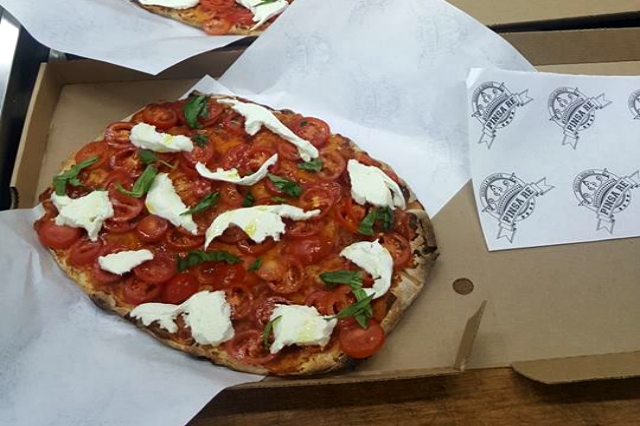 pinsa re pinseria la ricetta vera della pinsa romana posti dove mangiare la pinsa pinsa a taglio pranzo roma