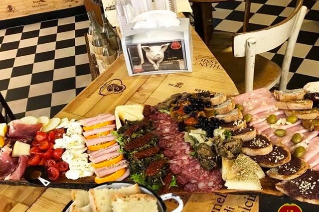 la prosciutteria firenze https://www.facebook.com/laprosciutteriafirenze/photos/a.585601931575390.1073741826.585601798242070/1089670797835165/?type=3&theater