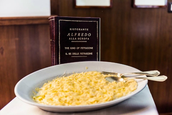 alfredo alla scrofa fettuccine all'alfredo piatto italo americano usa leggenda fettuccine triplo burro parmigiano trattoria roma ristoranti storici roma centro
