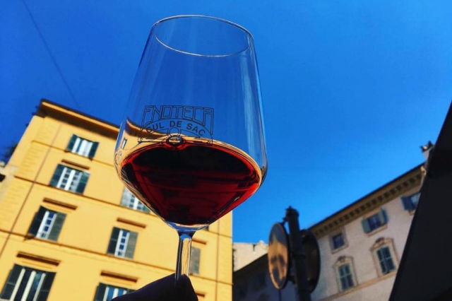 enoteca cul de sac roma centro storico pasquino piazza navona aperitivo in enoteca mescita taglieri locale storico all'aperto