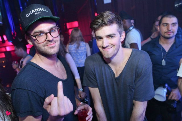 the chainsmokers dj foto paragrafo da profilo facebook https://www.facebook.com/thechainsmokers/photos/a.198934573472274/578384698860591/?type=3&theater
