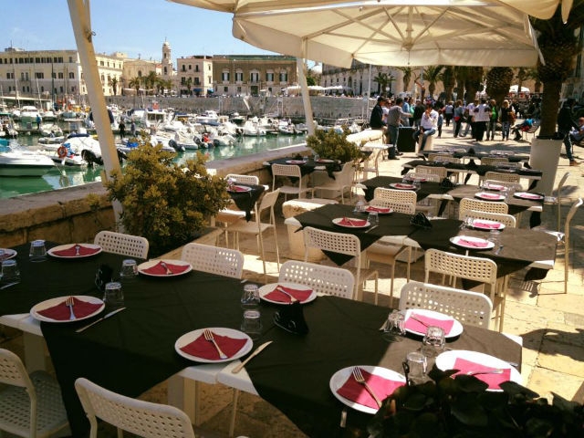 locali all'aperto trani porto turistico pepoi foto da facebook https://www.facebook.com/ristopepoi/photos/pcb.1258745394143564/1258745170810253/?type=3&theater