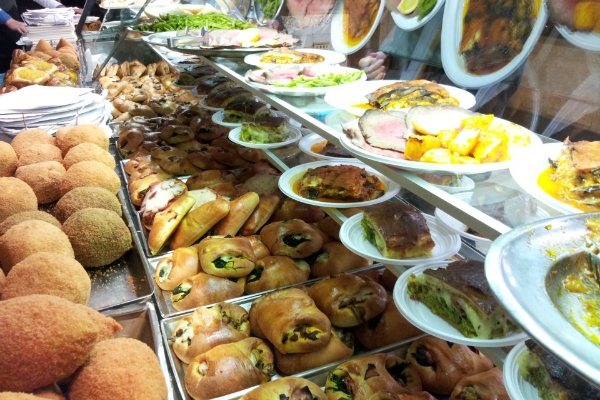 mizzica bar catanese aperitivo happy hour arancini ragù cartocciate rosticceria siciliana guida ai migliori aperitivi di roma quartiere per quartiere piazza bologna