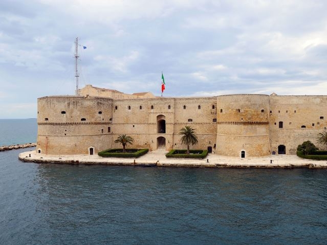 castello aragonese taranto it.wikipedia.org/wiki/castello_aragonese_(taranto)#/media/file:castello_aragonese_(taranto)_2015.jpg