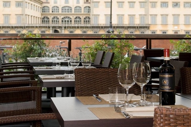 lungarno bistrot https://www.facebook.com/lungarnobistrot/photos/a.179675942208624.1073741828.179097955599756/182183618624523/?type=3&theater