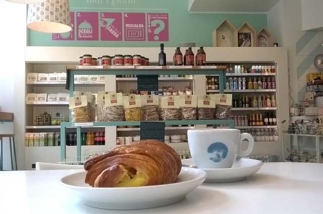milano colazione brera cappuccino brioche croissant caffè nap cup