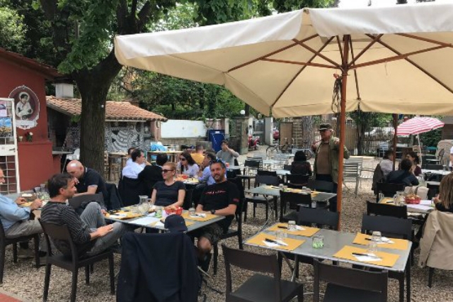 casetta rossa pranzo della domenica a roma all'aperto trattoria tradizionale garbatella