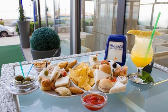 redattori licheri blu cafè aperitivo