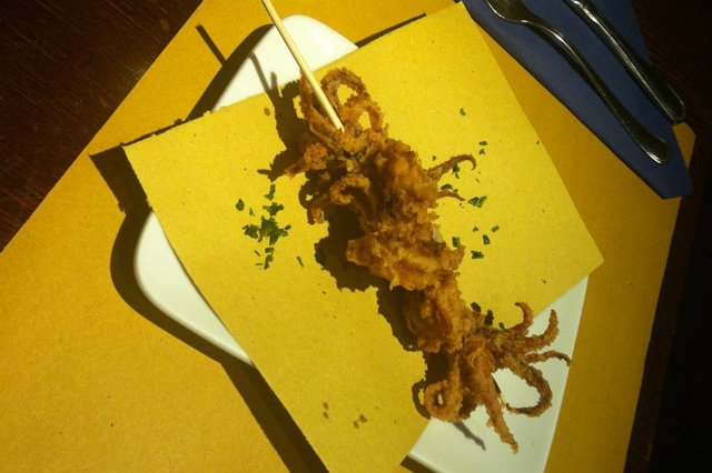 spiedo di calamari fritti, cantina do spade, venezia