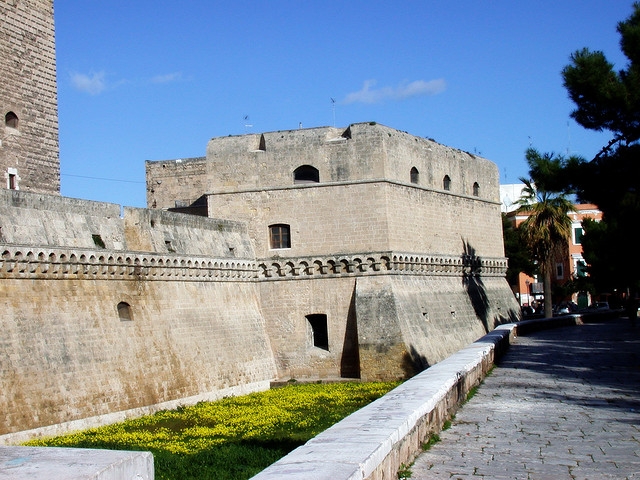 castello svevo bari foto di https://www.flickr.com/photos/bru/83970046/in/photolist-8qnnq-4db3kc-5kpyvk-34ntoc-eel3ve-5jdcqm-7l8lxp-tye1b-o2qdyr-eeejjv-eeejut-eeejen-eeejvv-eel3ky-4dfjja-fs8seb-4db9a2-7yff6o-tydrk-7vvuhe-tyg3d-tyddd-fpqbza-k2urep-39qyas-eel3ud-eeejo6-eeejhv-eeejqn-eeejse-eel3rm-eel3xb-dmesgn-eeejxr-eeejcr-tyfvf-eel3mj-tyfsy-eel3ra-4db454-bhn498-butkss-39mipz-4dfjsf-4db4ep-39m51h-4dfkam-4dfkij-4db4pz-4dfjbq