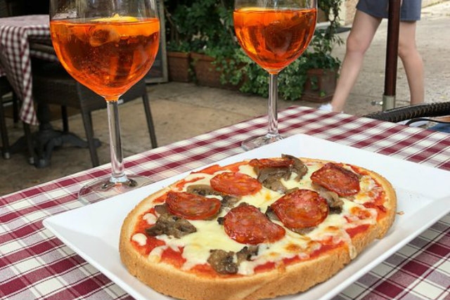 pausa pranzo in piazzetta in veneto