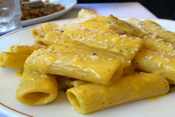 testaccio quartiere dei teatri teatro vittoria rigatoni alla carbonara flavio al velavevodetto cucina romana tipica dove andare a cena dopo il teatro a roma