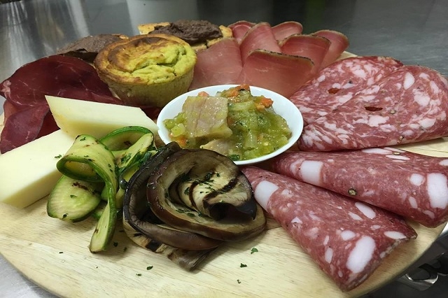 da ginone https://www.facebook.com/trattoriaginone/photos/a.579666805452172.1073741828.579661355452717/1329180857167426/?type=3&theater