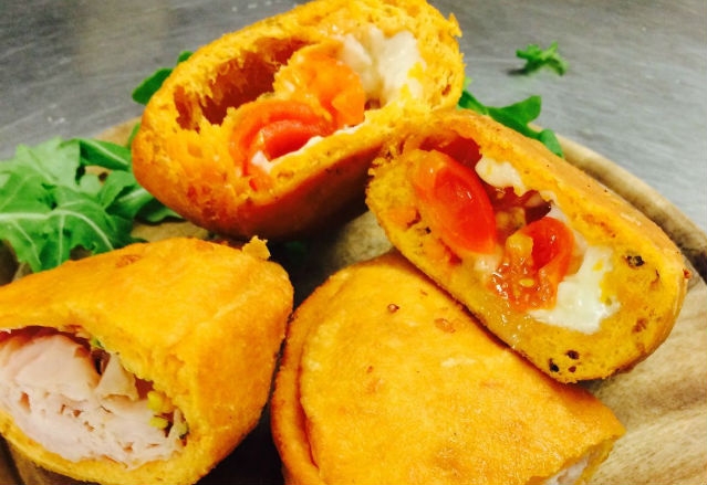 cucina tipica pugliese panzerotto mediterraneo capomiluno andria piazza catuma