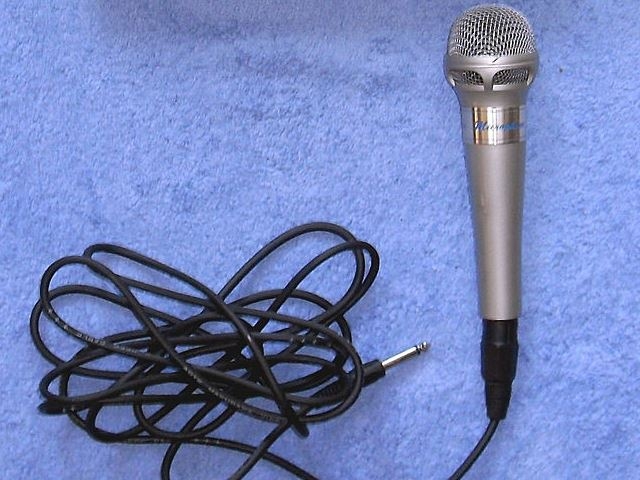 microfono karaoke live music https://commons.wikimedia.org/wiki/file:01-karaoke-mikro-set.jpg