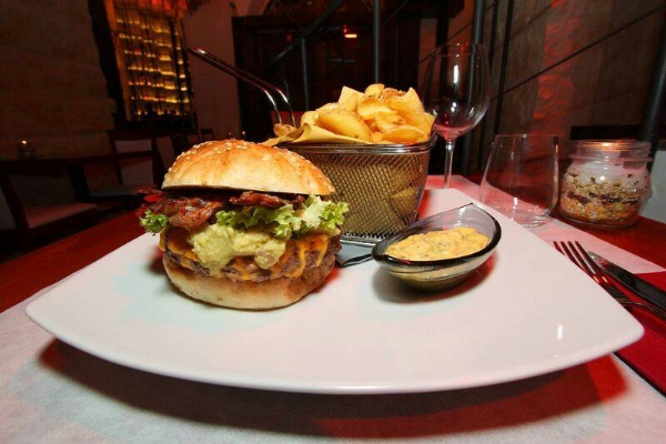 percorsi burgers & cocktails trastevere nuovi abbinamenti menù estate 2016 via della luce hamburger cocktails freschi maionese lime menta