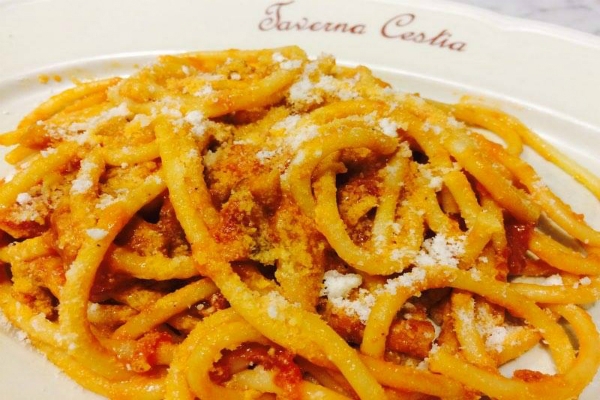 taverna cestia bucatini all'amatriciana guanciale dop amatrice pecorino romano piramide testaccio migliori amatriciane di roma