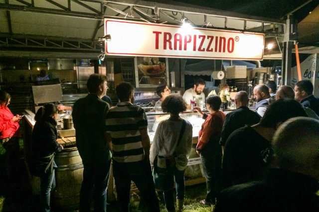 trapizzino, street food, roma, da pagina facebook trapizzino
https://www.facebook.com/trapizzino/photos/pb.587432591314639.-2207520000.1444296511./902897809768114/?type=3&theater