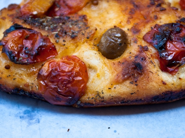 focaccia barese https://www.flickr.com/photos/stijnnieuwendijk/6205103074/