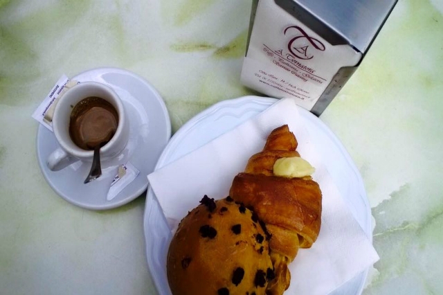 tornatora cornetto caffè colazione a roma migliori colazioni cornetto con crema lieviti bar bancone in piedi