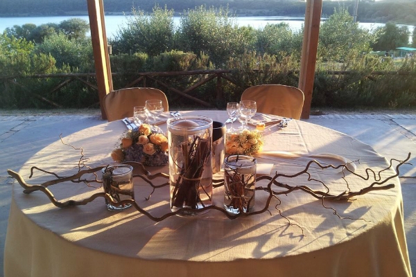 agriturismo il casale di martignano formaggi salumi cinta senese lago di martignano bracciano prato in riva al lago pranzo riposo primavera in agriturismo