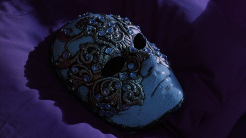 Eyes Wide Shut Significato Maschera Sul Letto