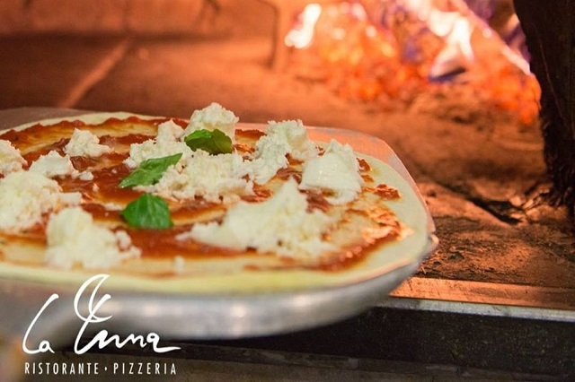 la luna https://www.facebook.com/pizzerialalunafirenze/photos/a.588666724513385.1073741826.142236812489714/1513549562025092/?type=3&theater