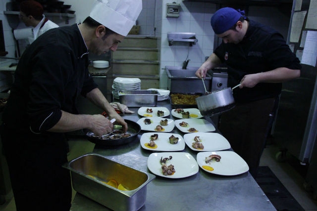 ristorante pesce crudo centro storico barletta il vecchio forno foto da facebook https://www.facebook.com/377259228954952/photos/a.377261142288094.105043.377259228954952/791120764235461/?type=3&theater