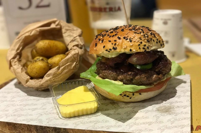 fonzie's burger house roma hamburger kosher migliore street food a roma panini salse cibo da strada fast food