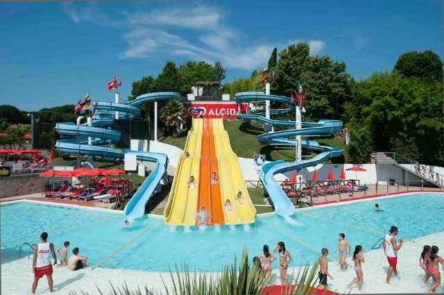 hydromania roma foto interna articolo da pagina fb del locale https://www.facebook.com/hydromania/photos/pb.93357279215.-2207520000.1438094177./10153413795804216/?type=3&theater