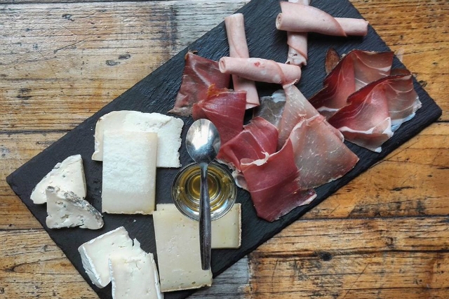 enofficina roma prati aperitivo in enoteca finger food degustazione salumi formaggi umbri torta al testo